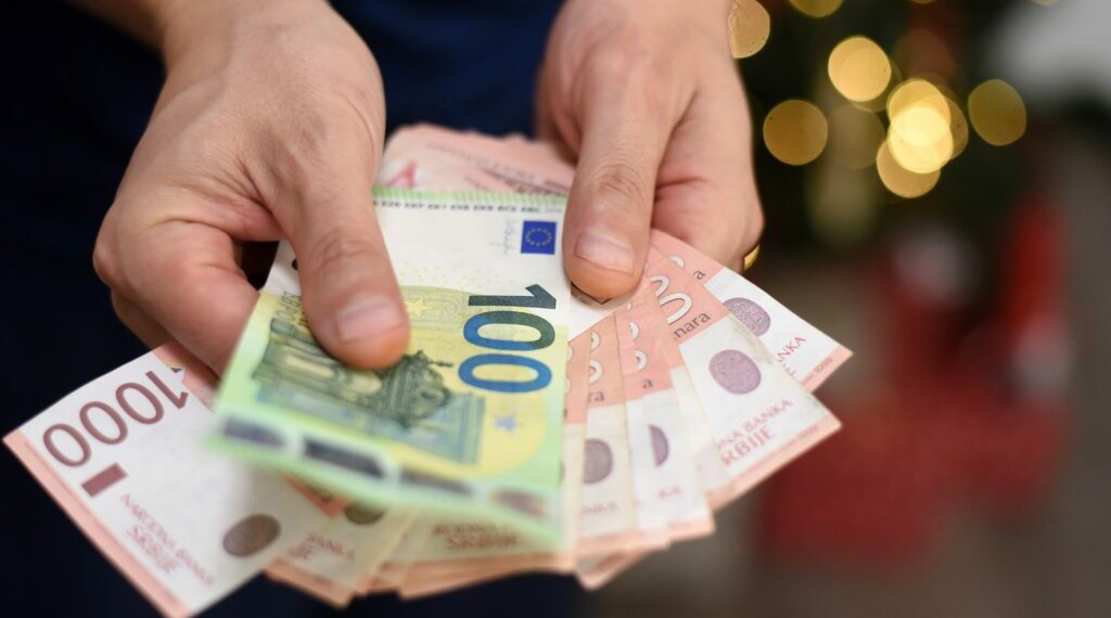 Euro poshte 102 lekeve, niveli me i ulet qe prej 1 gushtit